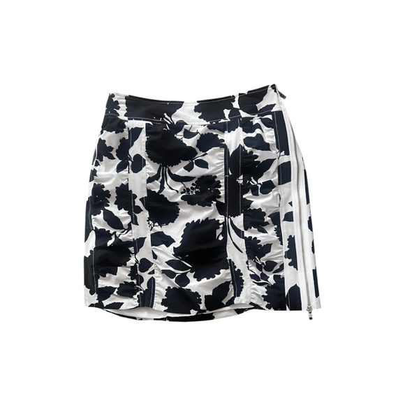 Woman Dresses & Skirts - Black White Floral Mini Skirt Made in New York Size 8